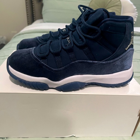 2022
Wmns Air Jordan 11 Retro 'Midnight Navy Velvet' - Picture 1 of 6